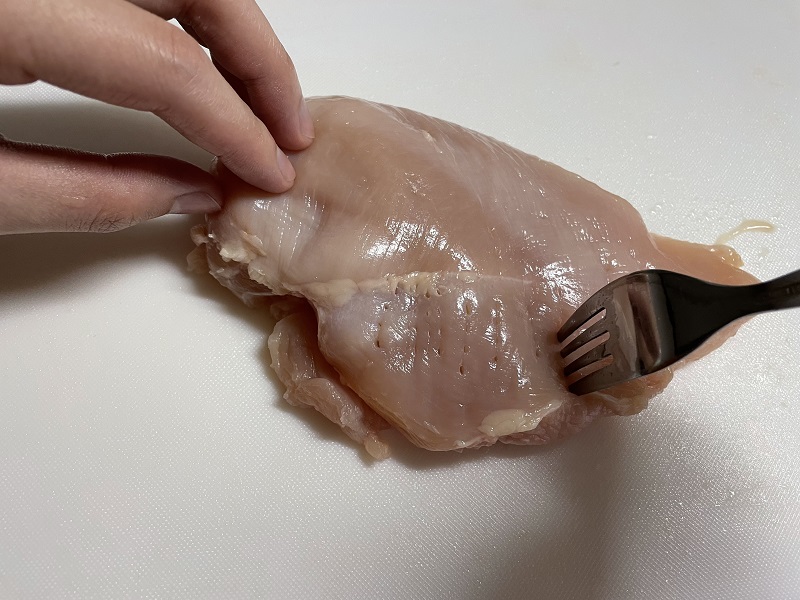 鶏むね肉にフォークで穴をあける
